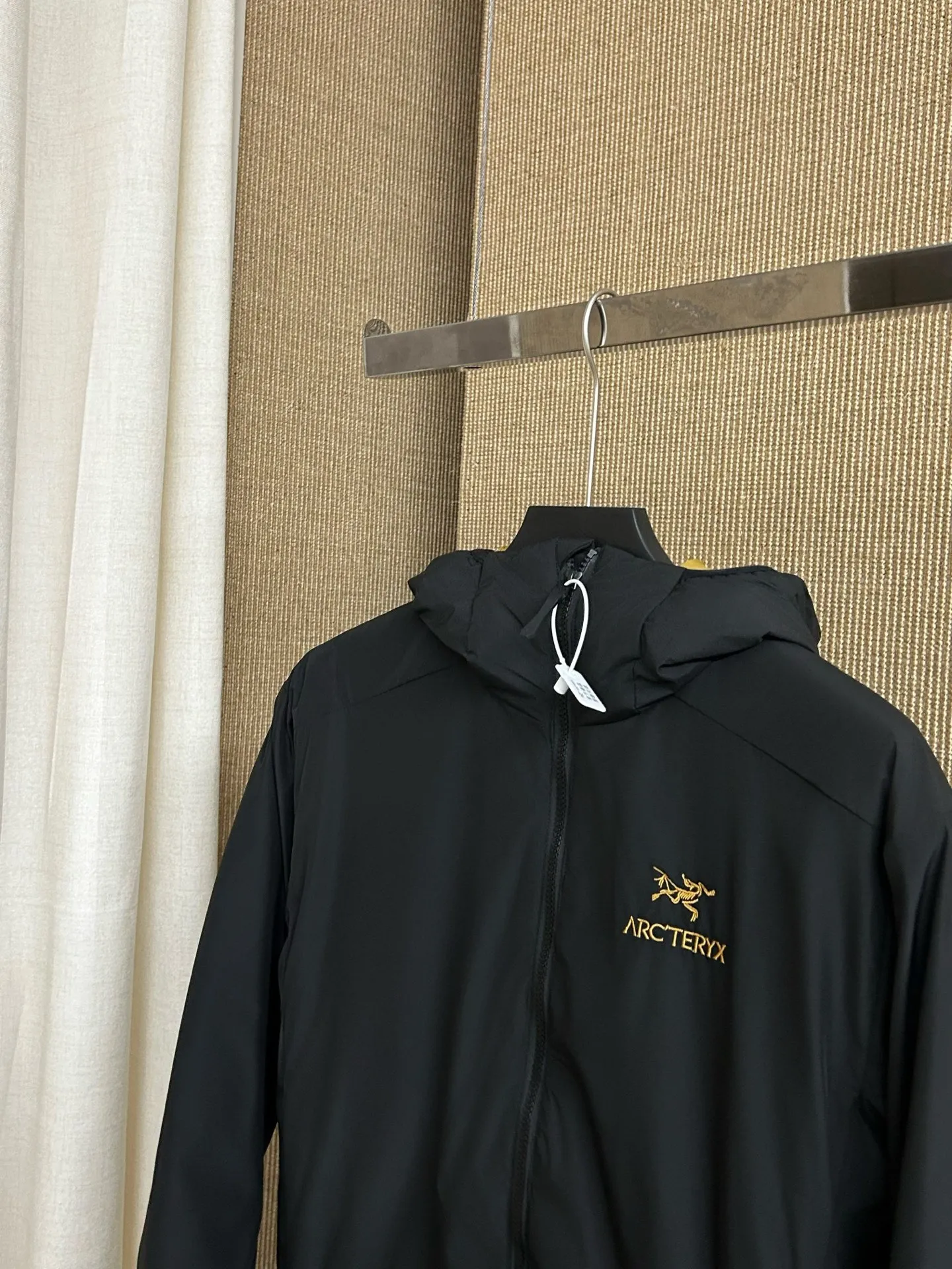 【Arcteryx Atom Hoody 】 : Arcteryx， ， ， 。 ， ， 。 ，Arcteryx ， 。Quality、 ， 。 ， + : ✅ 100% ，Tyono 30 ， ， ✅ ， Wear-Resistant Breathable ✅ ， ， ✅ ， ， ， ✅ 、 ， ， ✅ logo ， ✅ YKK， ✅ ：Coreloft TM Continuous 65 ， ✅（65g/m 2) : ，Breathable ，ATOM Coreloft TM Continuous ， ， ， ， Wear-Resistant ， ， ， 。